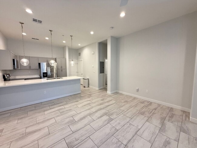 Building Photo - 3/BD 2.5/BA Sleek Townhome with High Ceili...