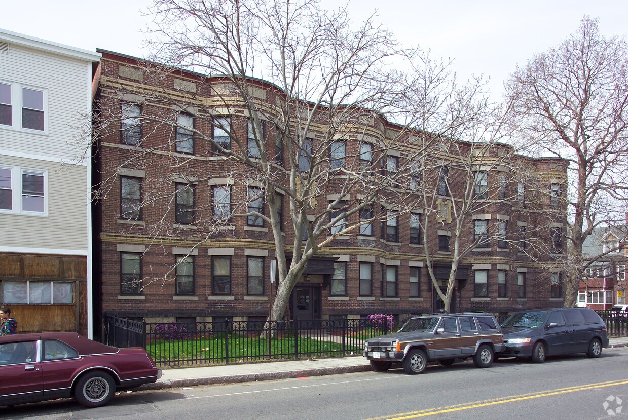Foto del edificio - 640-642 Chicopee St