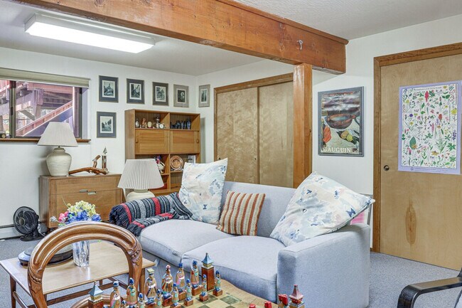 Building Photo - 320 Rim Dr