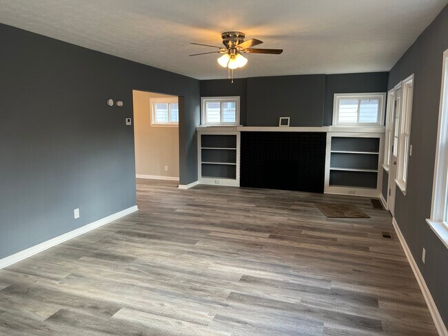 Large living room with new flooring throughout - 3253 Silsby Rd