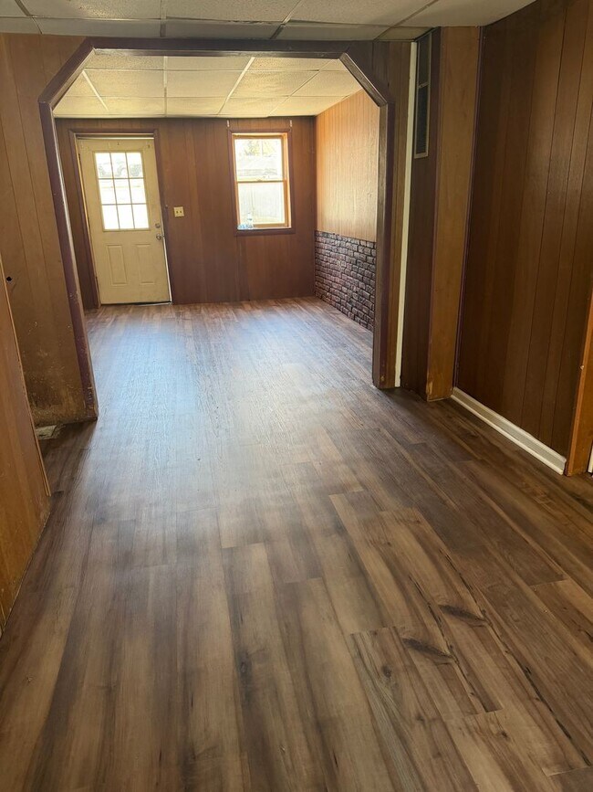 Building Photo - 2 Bedrooms House w/ Large Yard!