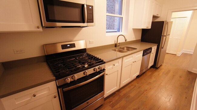 Foto del edificio - 2349 N Drake Ave