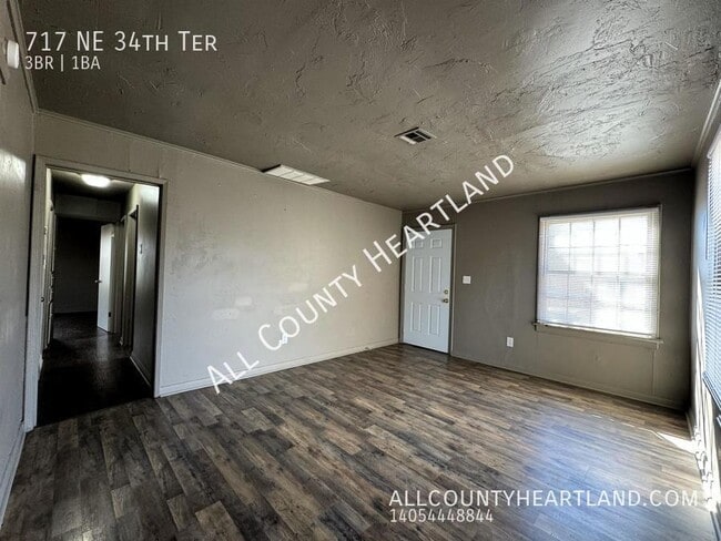 Building Photo - 717 NE 34th Terrace