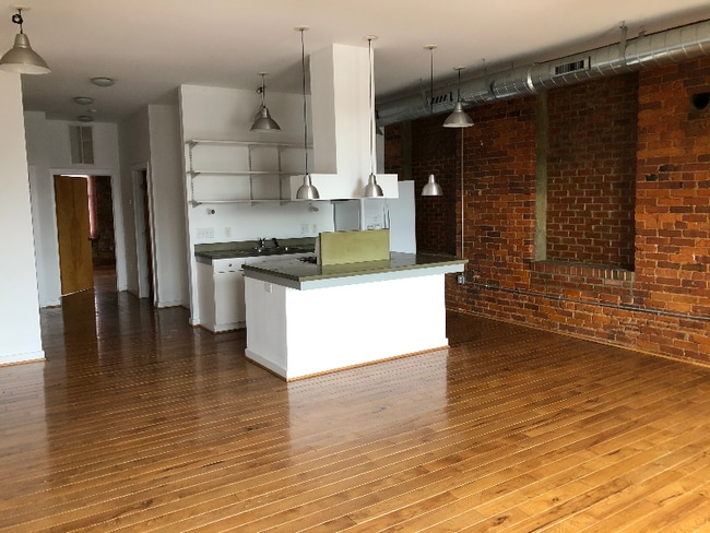 Building Photo - 506 S Elm St