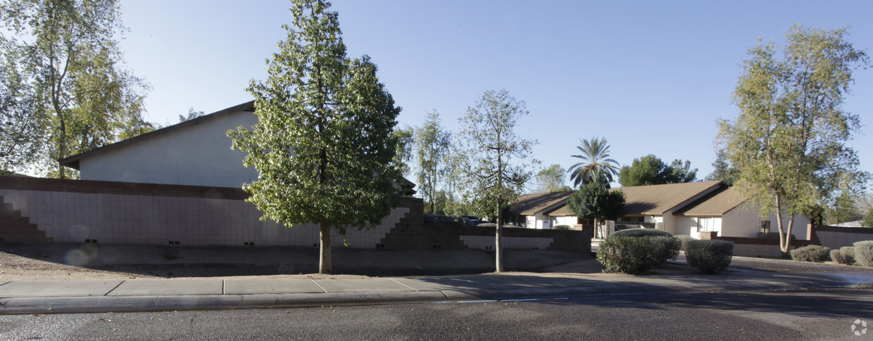 Building Photo - 2501 W Morten Ave