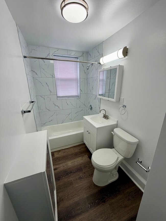 Interior Photo - 33 Ampere Plz