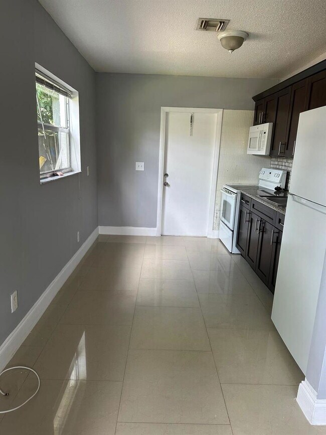 Foto del edificio - 2221 NW 4th Ct