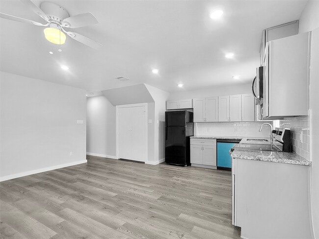 Building Photo - 8217 Crestview Dr