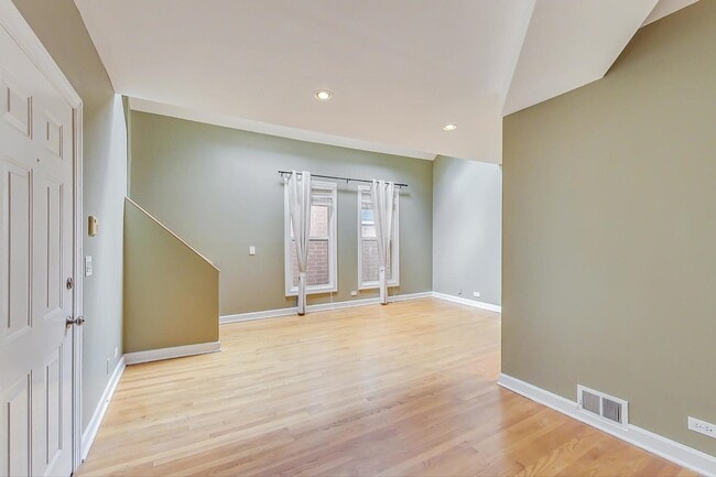 Building Photo - 2330 N Greenview Ave
