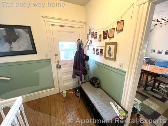 Building Photo - Davis Square 4+ Bedroom - 3 full baths - M...