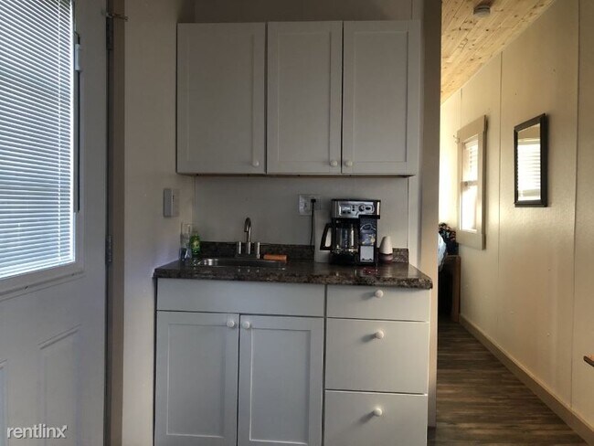 Building Photo - 1 br, 1 bath Apartment - 621 E 11th Ave
