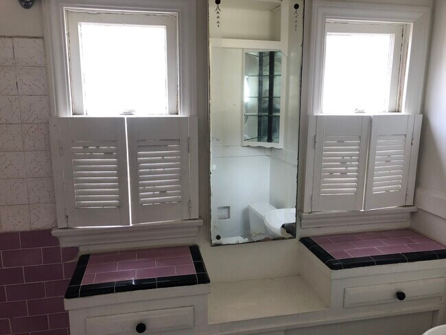 Foto del edificio - 1859 Kelton Ave