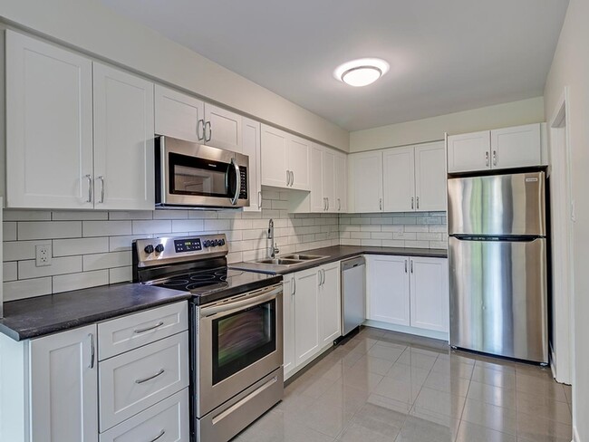 Building Photo - 95 Decarie Cir