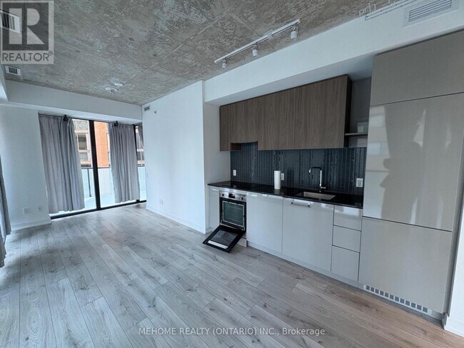 Photo du bâtiment - 161 Roehampton Ave