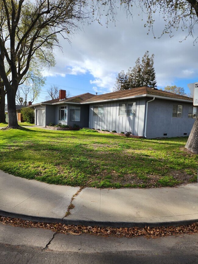 Building Photo - 3 Bedroom 1 and half Bathroom Near Doctors...