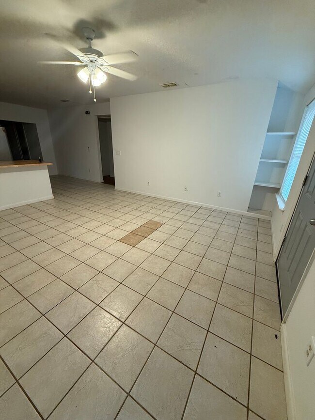 Building Photo - 4 Bed 2 Bath House with Bonus Room and Fen...