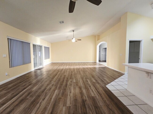 Foto del edificio - BEAUTIFUL 3BD/2BA WITH MANY UPGRADES!