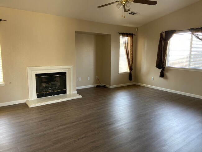 Building Photo - 1505 PONDEROSA ST. - 3 BEDROOM 2 BATHROOM ...