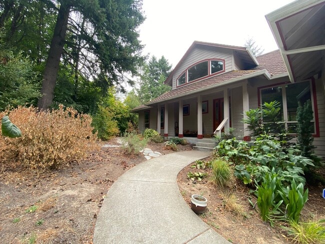 Building Photo - Private park-like retreat, only 25 minutes...