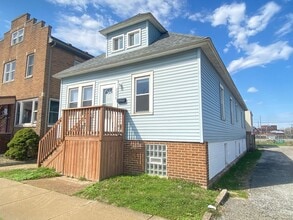 Building Photo - 2240 White Oak Ave