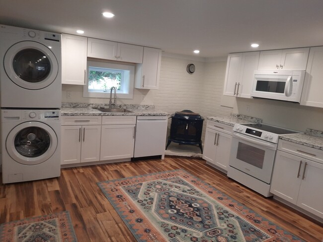 Foto del edificio - 179 Little Sandy Pond Rd