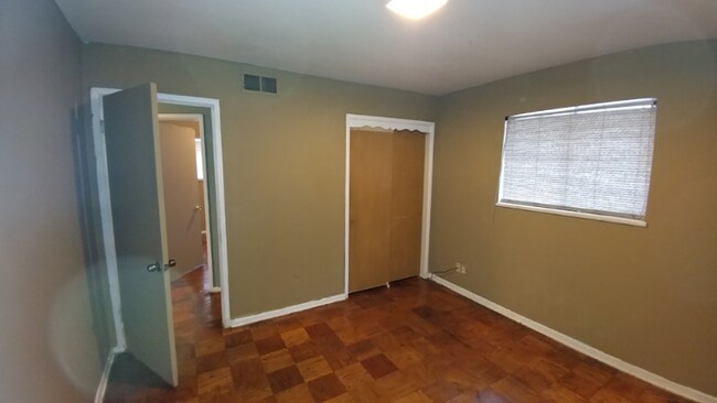 Building Photo - 1400 Garland Dr