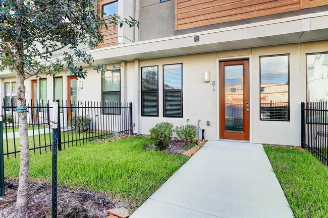 Building Photo - 2401 Crawford St