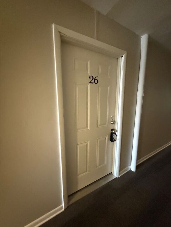 Building Photo - 2 Bedroom Unit was recently renovated. Live walking distance from the downtown square or steps fr...