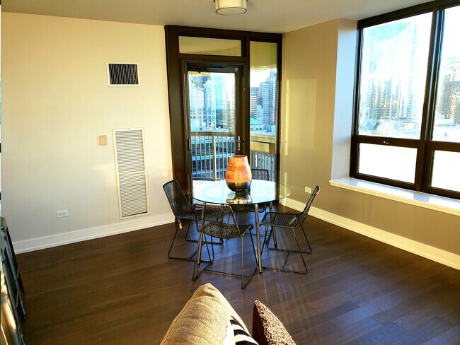 Dining area - 400 N La Salle Dr