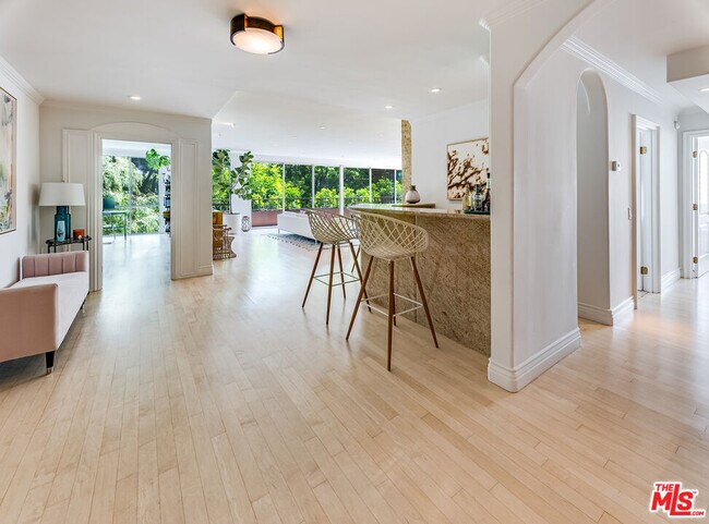 Foto del edificio - 339 N Palm Dr