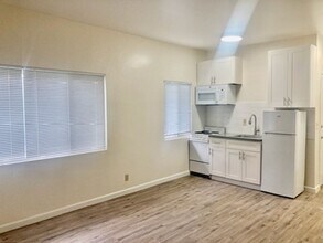 Building Photo - 5 F St