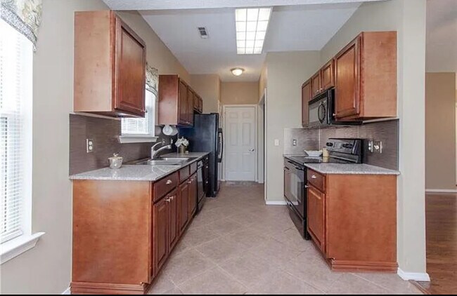 Building Photo - 655 Daisy Ln