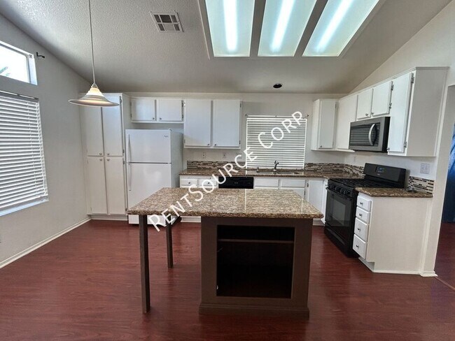 Building Photo - 39914 Milan Dr