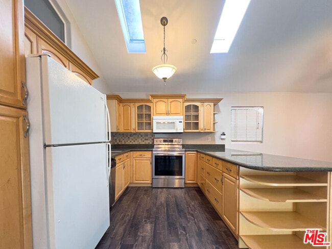 Building Photo - 15426 Camarillo St