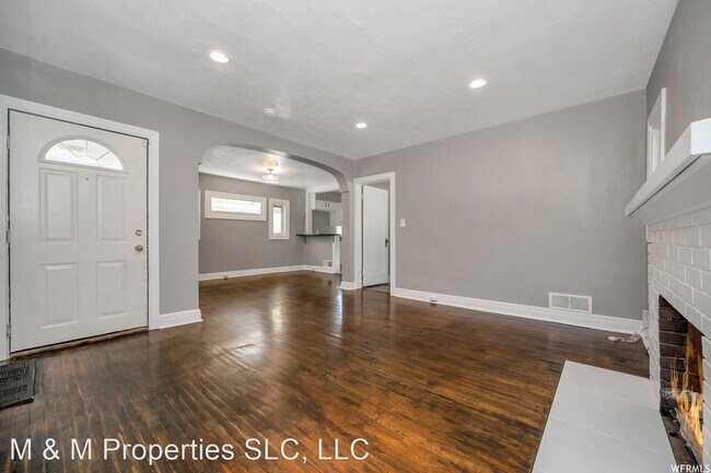 Building Photo - 2 br, 1 bath House - 250 E Ramona Ave