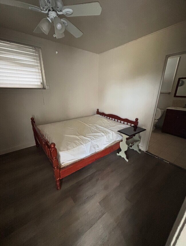 Building Photo - 928 Main St