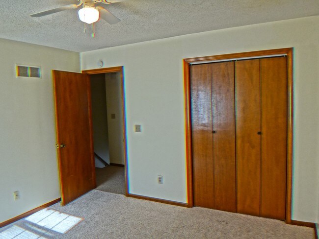 Building Photo - 808 SW Meadowridge Dr