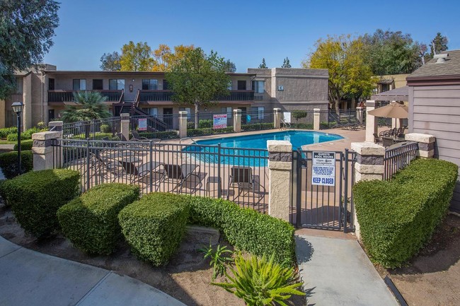 HERMOSA ÁREA DE LA PISCINA - Heritage Park Montclair Senior Apartments