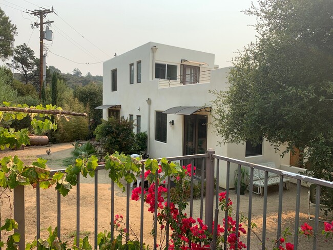 Foto del edificio - 22072 Topanga School Rd