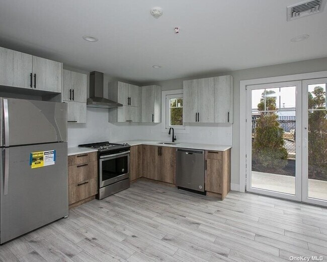 Building Photo - 170 W Montauk Hwy