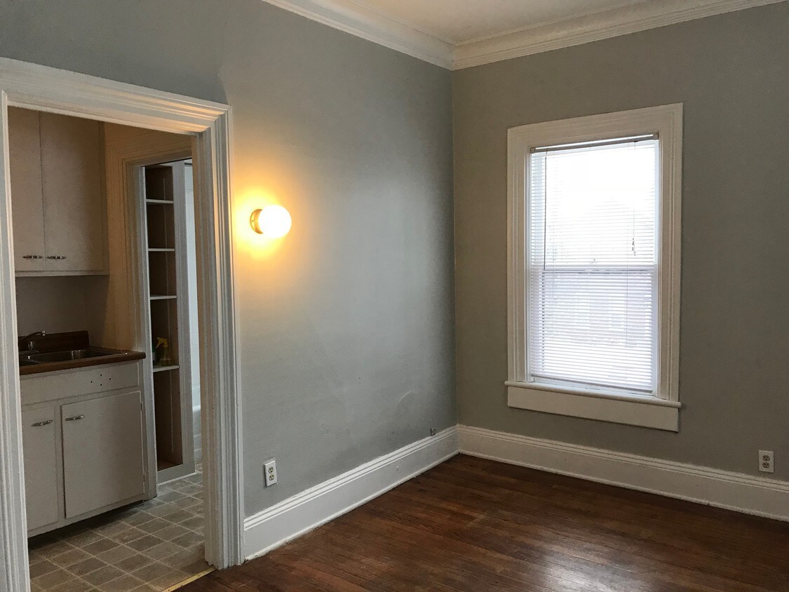 Main area looking into kitchen bathroom. - 520 Crescent St NE
