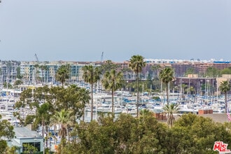 Building Photo - 13700 Marina Pointe Dr