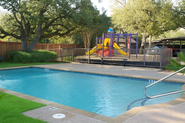 Piscina reluciente - Northwood Hills Apartments