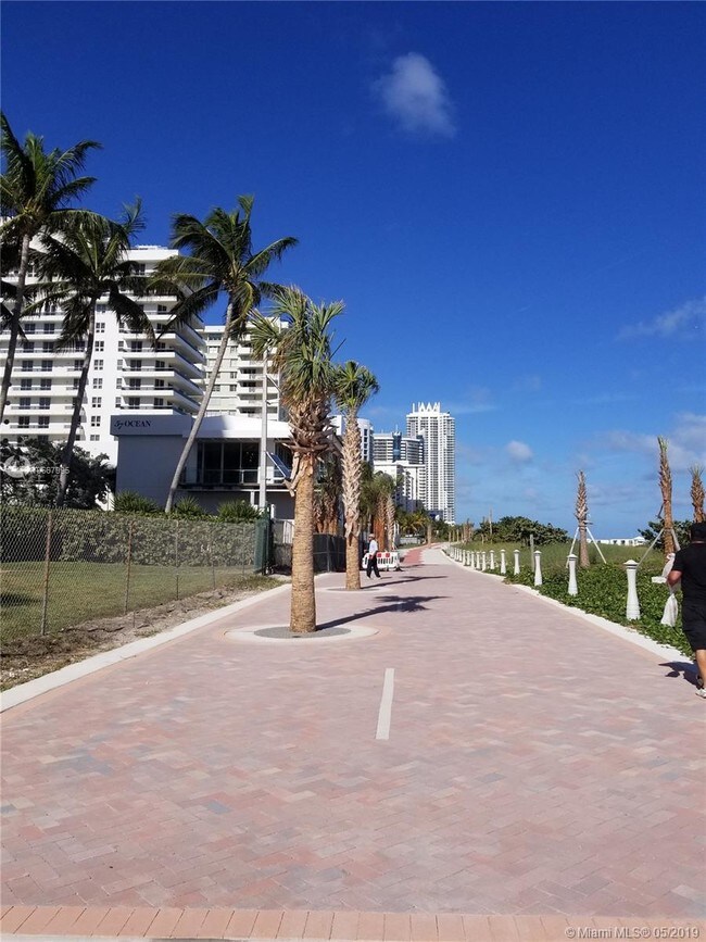 Foto del edificio - 5825 Collins Ave