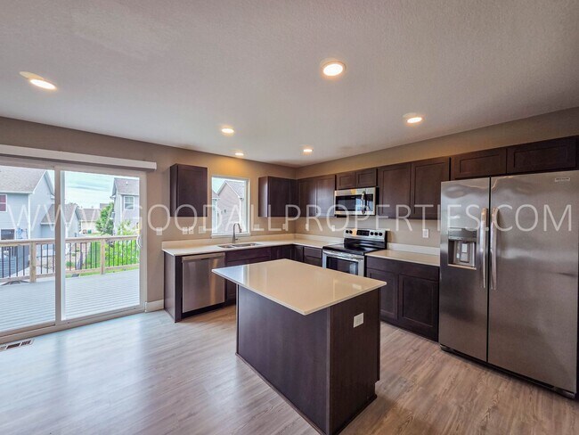 Foto del edificio - 4-Bedroom, 3.5-Bath Home with Walkout Finished Basement in Norwalk