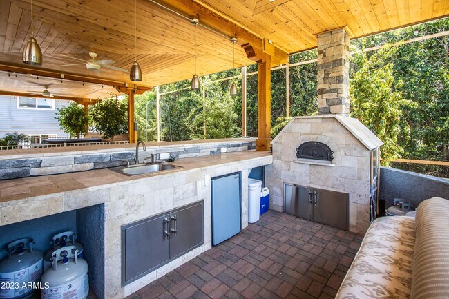 Building Photo - 5325 E Windrose Dr