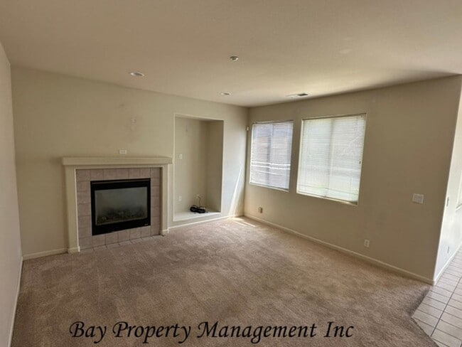 Foto del edificio - **Spacious 4 Bedroom Home with Vaulted Ceilings & Large Backyard – North Salinas**