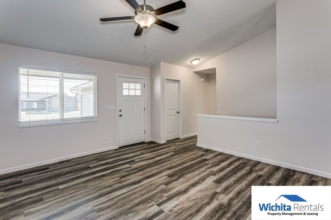 Building Photo - Newer 4 bed, 3 bath duplex!