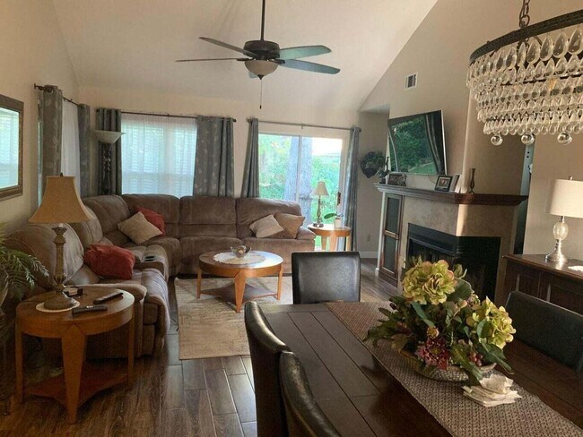 Foto del edificio - 811 Fairway Lakes Dr