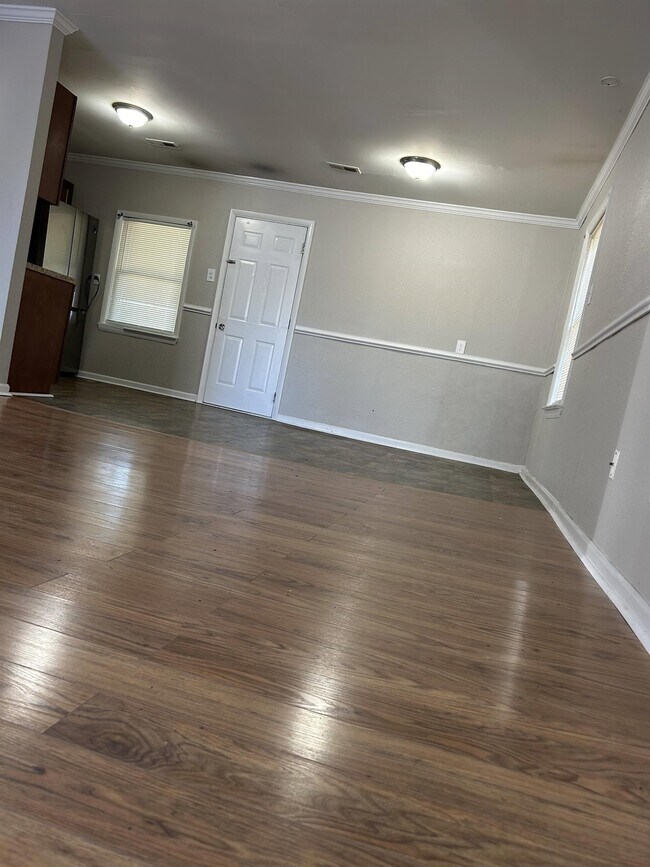 Building Photo - 207 Pine Grove Ave